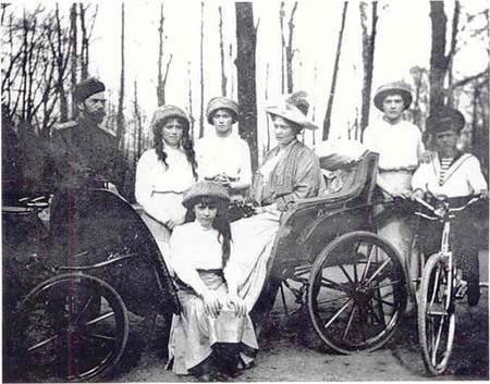 07 император Николай II с семьей. На прогулке в Александровском парке. 1913. г. 